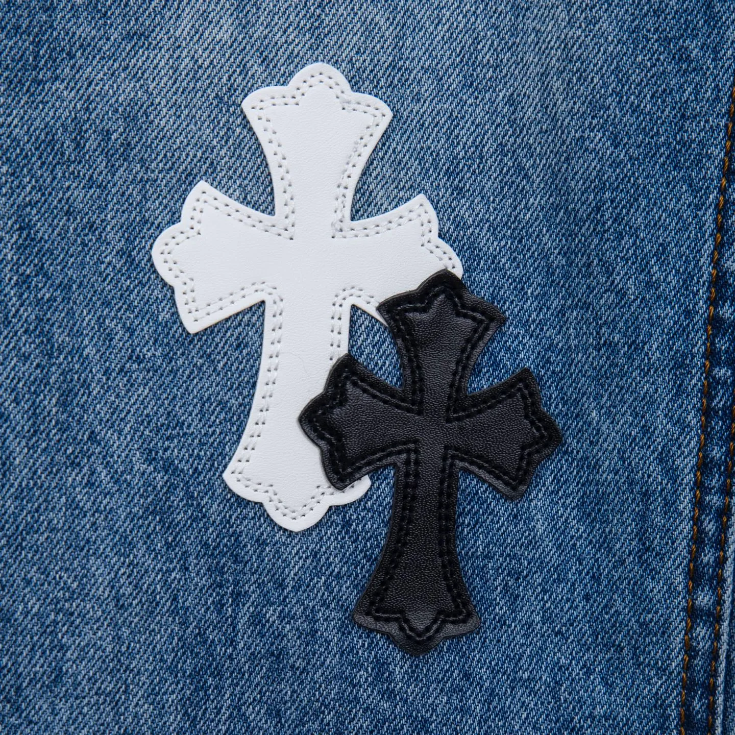 P260 Chrome Hearts Blue Pants Black White Blue Multi-Leather Jeans Top Version Chrome Hearts Jeans with Leather Jeans It is well known that chromehearts jeans use vintage Levis jeans as the base plate for creation. They usually add their own unique silver buckles and silver ornaments, plus leather embellishments. This is what doubles the value of these vintage jeans, because the base plate is Vintage jeans, jeans themselves have become very soft and comfortable after years of baptism, which can be distinguished from ordinary jeans. Regarding the size, you should also refer to the pants data. Style number: 1735# Size: 28 30 32 34 36